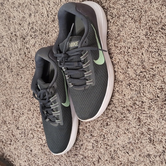 Women's Nike shoes - Picture 2 of 4